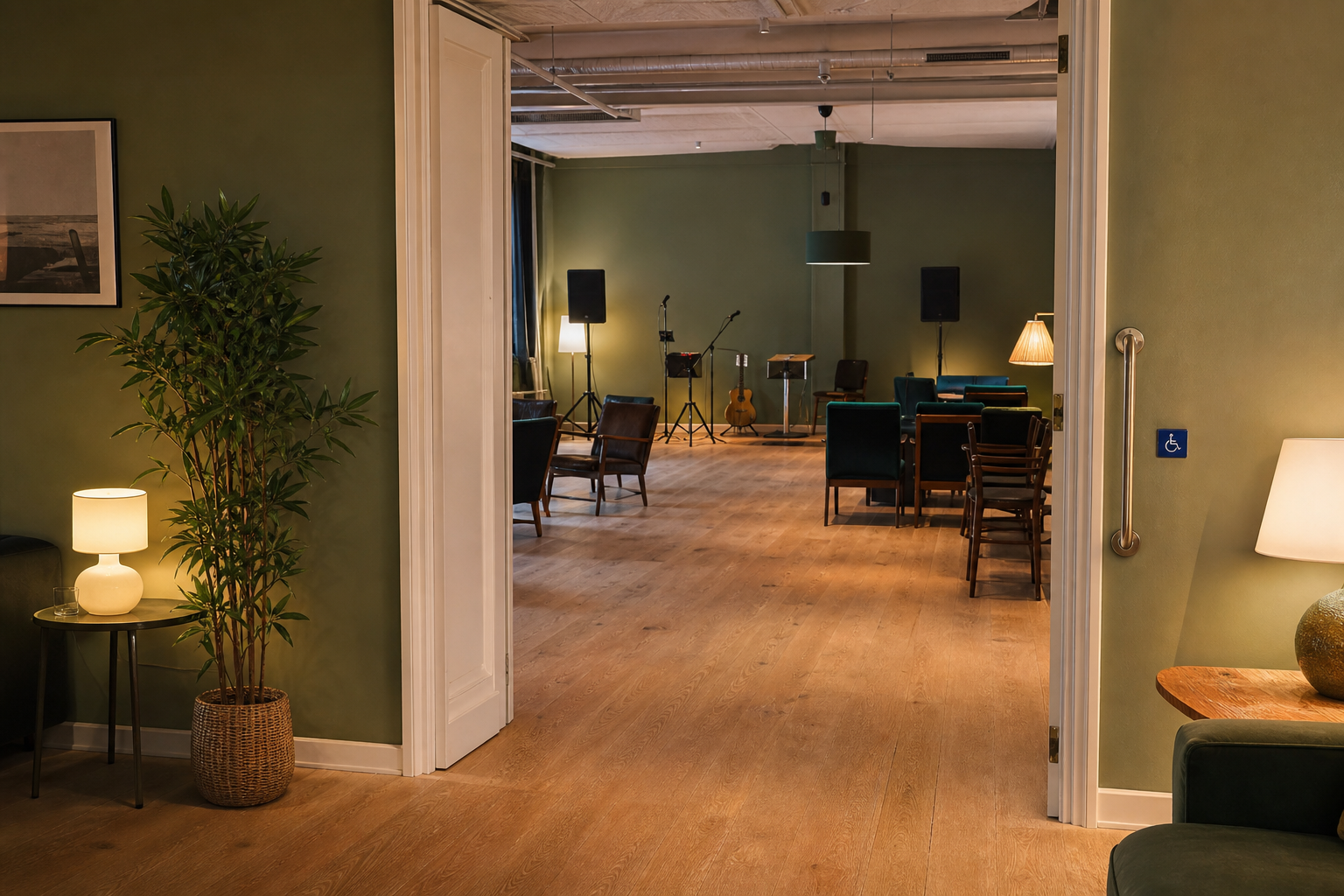 Barrierefreie breite Passage mit Lounge und Musikbereich